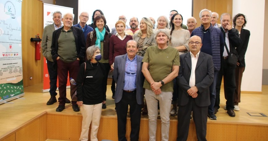 Grupo de representantes de la Federación Española del Hígado y sus asociaciones territoriales posando en un salón de actos durante las XVII Jornadas Formativas en Badajoz.