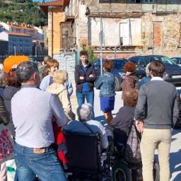 Fekoor organiza rutas accesibles por la Ribera de Deusto Grupo de personas, algunas en sillas de ruedas, reunidas en una calle de la Ribera de Deusto junto a un antiguo edificio.