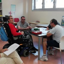 Personas con discapacidad participan en una actividad del servicio de atención diurna de COGAMI en Ferrol.