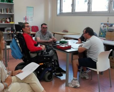Personas con discapacidad participan en una actividad del servicio de atención diurna de COGAMI en Ferrol.