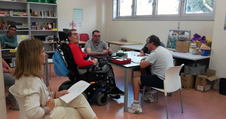 Personas con discapacidad participan en una actividad del servicio de atención diurna de COGAMI en Ferrol.